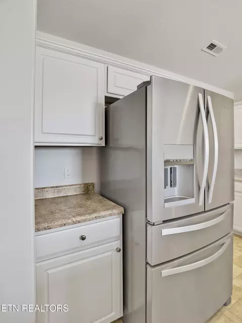 Kitchen - 175 Stonefield Dr, Harrogate, TN 37752 photo 2 of 2