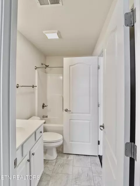 Bath - 175 Stonefield Dr, Harrogate, TN 37752 photo 1 of 5
