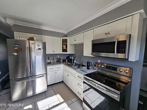 Kitchen - 524 E Lothbury Ave, Middlesboro, KY 40965 photo 1 of 2