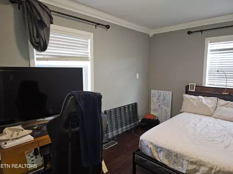 Bedroom - 524 E Lothbury Ave, Middlesboro, KY 40965 photo 2 of 3