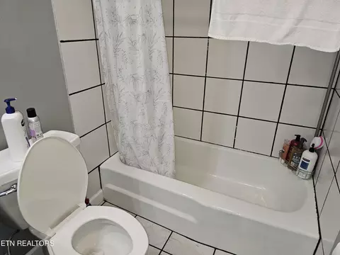 Bath - 524 E Lothbury Ave, Middlesboro, KY 40965 photo 2 of 2