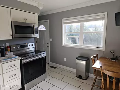 Kitchen - 524 E Lothbury Ave, Middlesboro, KY 40965 photo 2 of 2