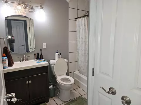 Bath - 524 E Lothbury Ave, Middlesboro, KY 40965 photo 1 of 2