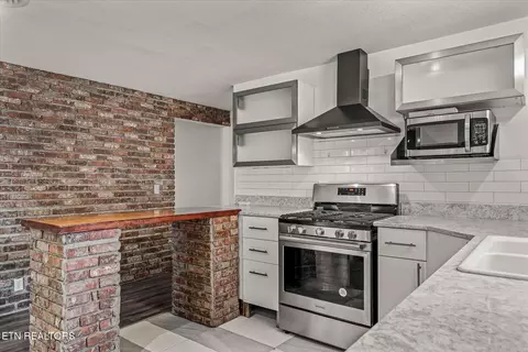 Kitchen - 319 4th Ave, Baxter, TN 38544 photo 4 of 4