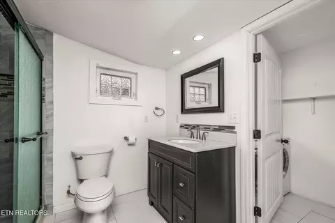 Bath - 319 4th Ave, Baxter, TN 38544 photo 4 of 4