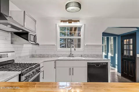 Kitchen - 319 4th Ave, Baxter, TN 38544 photo 2 of 4