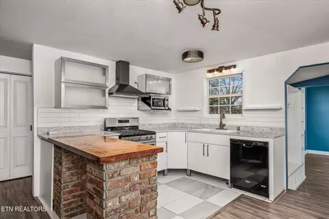 Kitchen - 319 4th Ave, Baxter, TN 38544 photo 3 of 4