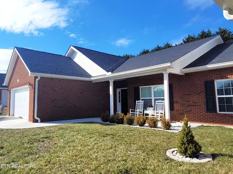 1040 Patriots Landing Dr, Dandridge, TN 37725