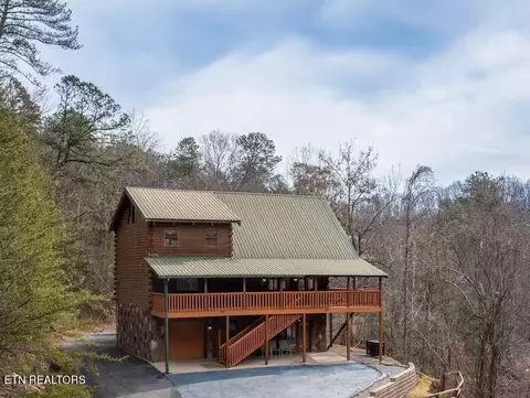 817 Boone Acres Ln, Pigeon Forge, TN 37863
