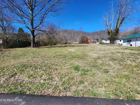 902 W Prospect St, La Follette, TN 37766