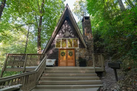 1137 Ski Mountain Rd, Gatlinburg, TN 37738