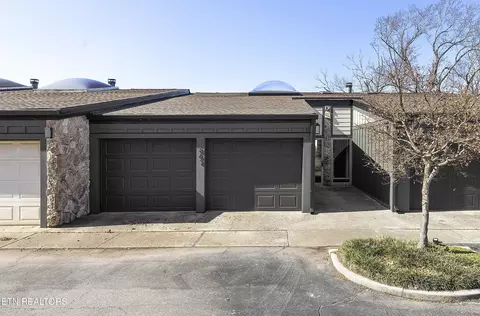 1863 Cherokeee Bluff Dr, Knoxville, TN 37920