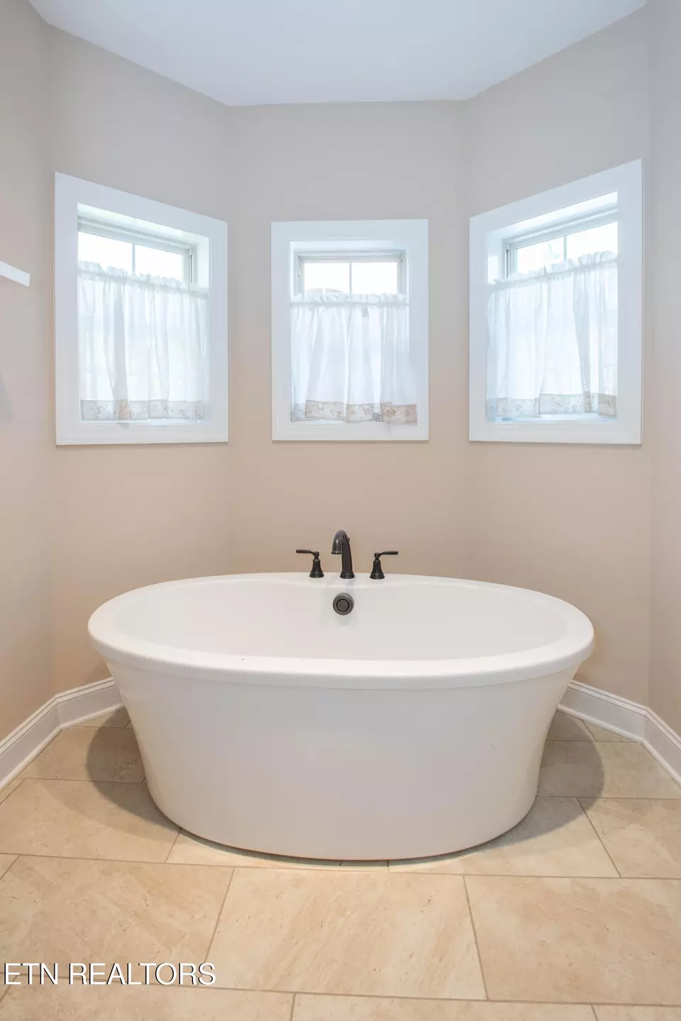 Bath - 6054 Round Hill Ln, Knoxville, TN 37912 photo 2 of 6
