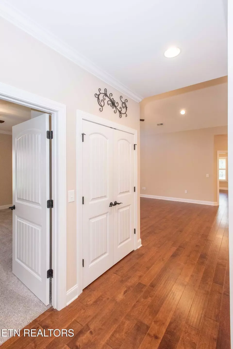 Entry Way - 6054 Round Hill Ln, Knoxville, TN 37912 photo 3 of 3