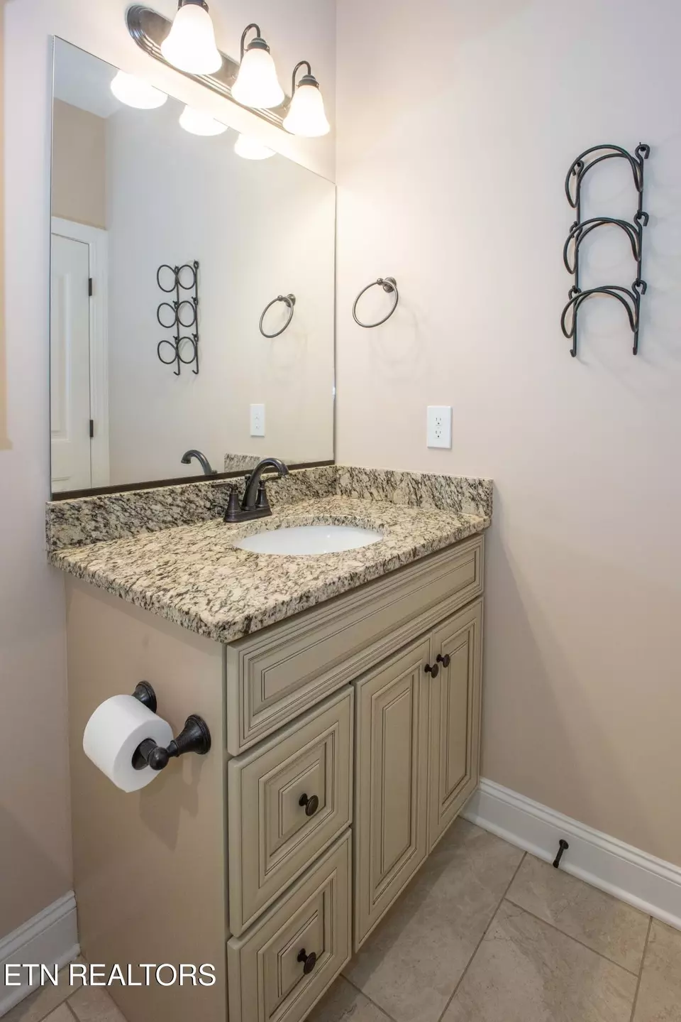 Bath - 6054 Round Hill Ln, Knoxville, TN 37912 photo 6 of 6