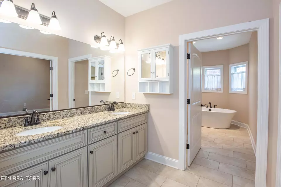 Bath - 6054 Round Hill Ln, Knoxville, TN 37912 photo 1 of 6