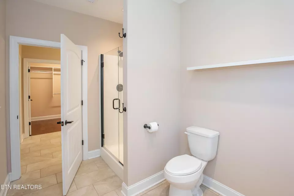 Bath - 6054 Round Hill Ln, Knoxville, TN 37912 photo 3 of 6