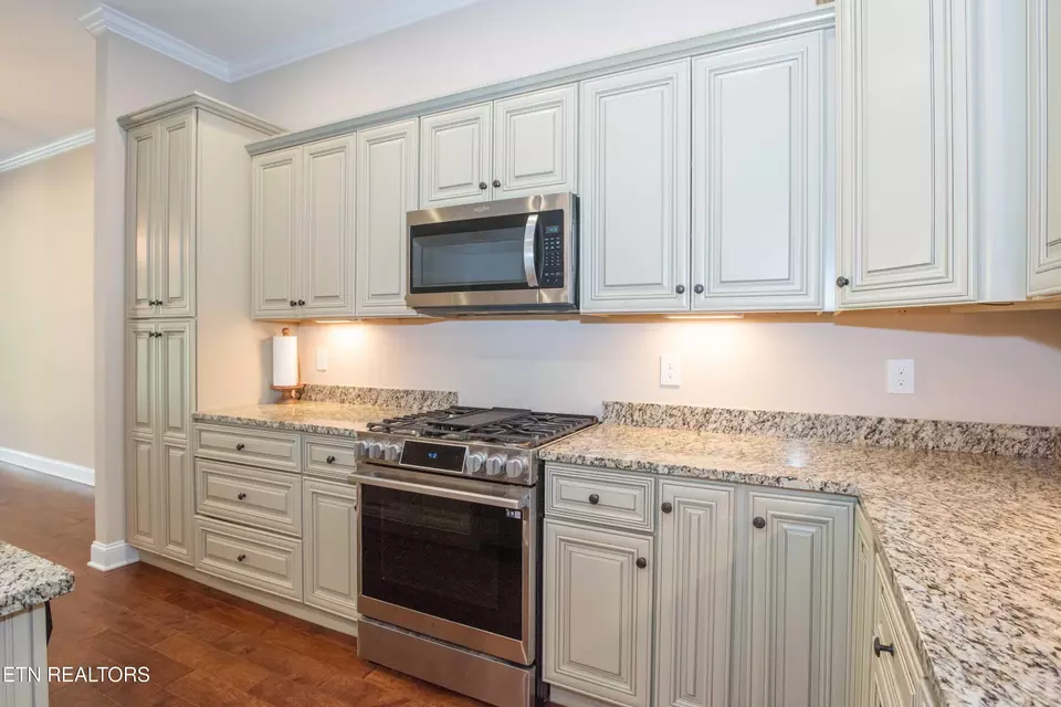 Kitchen - 6054 Round Hill Ln, Knoxville, TN 37912 photo 4 of 5