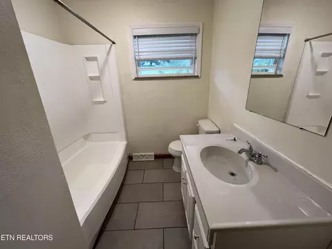 Bath - 188 Coleman St, Harrogate, TN 37752 photo 1 of 2