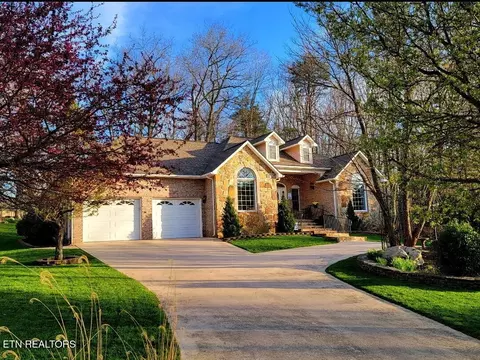 31 Oakcrest Ct, Crossville, TN 38558