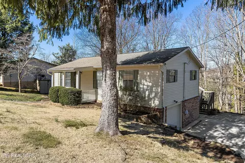 215 White Pine Ln, Rockford, TN 37853