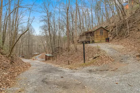 1005 Lily Ct, Sevierville, TN 37876