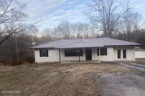 214 Clear Lake Dr, Jacksboro, TN 37757