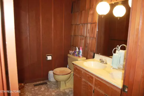 Bath - 400 Alderville Rd, Winfield, TN 37892 photo 3 of 4