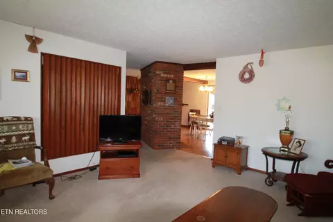 Living - 400 Alderville Rd, Winfield, TN 37892 photo 2 of 3