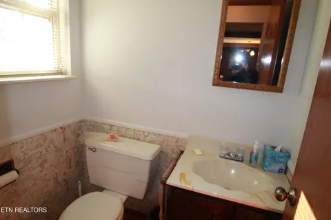 Bath - 400 Alderville Rd, Winfield, TN 37892 photo 1 of 4