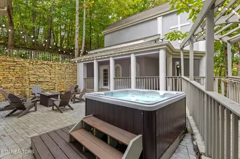 838 Holly Branch Dr, Gatlinburg, TN 37738