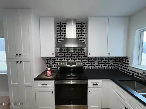 Kitchen - 905 Phillips Flats Rd, Oneida, TN 37841 photo 2 of 4