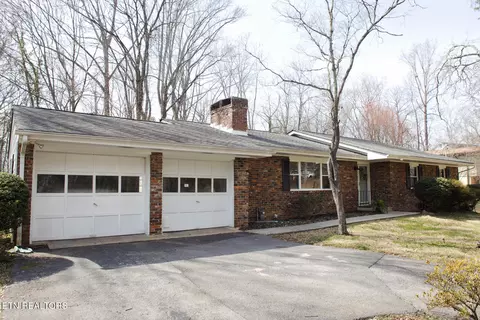 1036 W Outer Dr, Oak Ridge, TN 37830