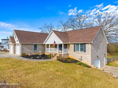 915 Bob O Dr, Dandridge, TN 37725