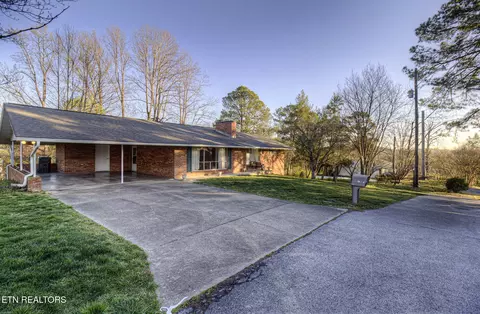 211 N Riverview Cir, Sevierville, TN 37862