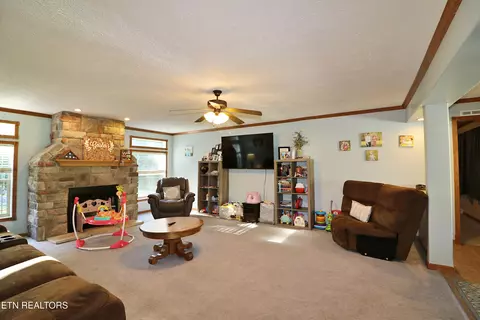 Living - 193 Wilbert Dr, Oneida, TN 37841 photo 2 of 4