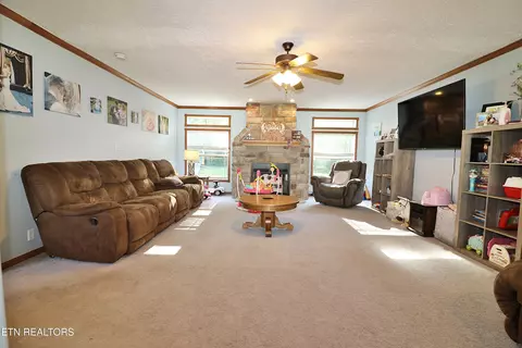 Living - 193 Wilbert Dr, Oneida, TN 37841 photo 3 of 4