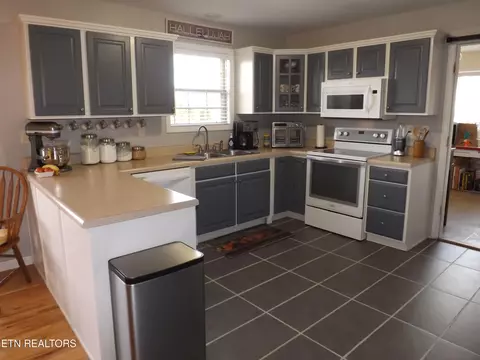 Kitchen - 164 Smith Dr, Harrogate, TN 37752 photo 2 of 2