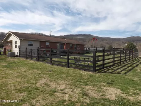 Exterior - 164 Smith Dr, Harrogate, TN 37752 photo 4 of 11