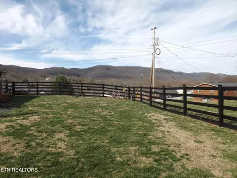 Exterior - 164 Smith Dr, Harrogate, TN 37752 photo 8 of 11