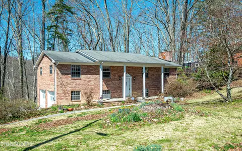 135 N Seneca Rd, Oak Ridge, TN 37830