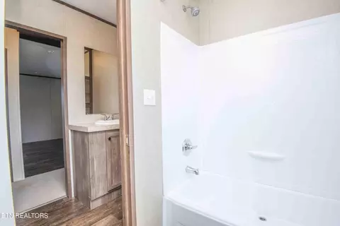 Bath - 7706 Turtle Way, Powell, TN 37849 photo 6 of 7