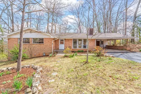 879 W Outer Dr, Oak Ridge, TN 37830