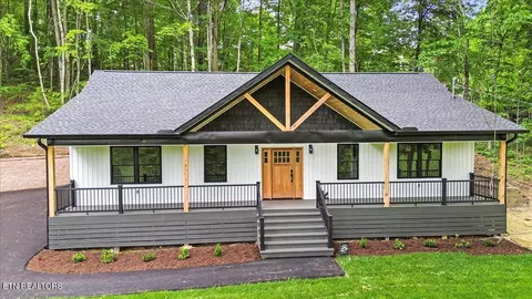 520 Ridge Rd, Caryville, TN 37714