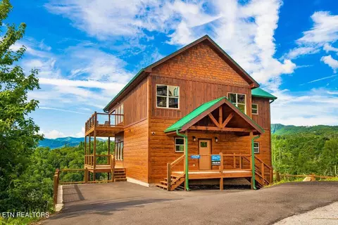 859 Sourwood Dr, Gatlinburg, TN 37738