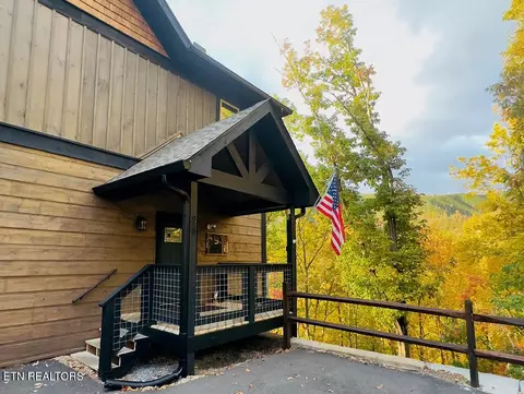 929 Pine Top Ln, Gatlinburg, TN 37738