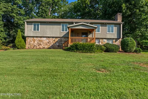 8705 SW Grospoint Dr, Knoxville, TN 37923