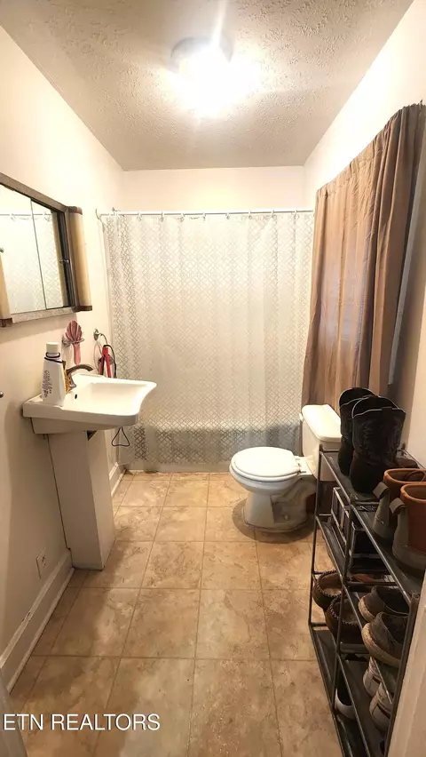 Bath - 205 N N Main St, Oneida, TN 37841 photo 7 of 7