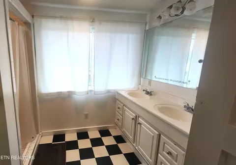 Bath - 205 N N Main St, Oneida, TN 37841 photo 5 of 7