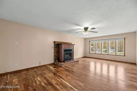 Living - 6116 Mcneely Rd, Corryton, TN 37721 photo 5 of 7